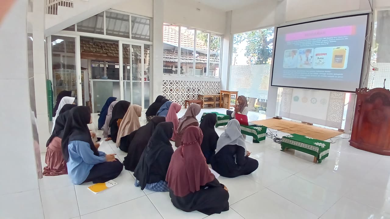 Tingkatkan Kesadaran Sejak Dini, Santri Putri MTs dan MA PPTQ Ahmad Dahlan Caruban Ikuti Sosialisasi Kanker Serviks