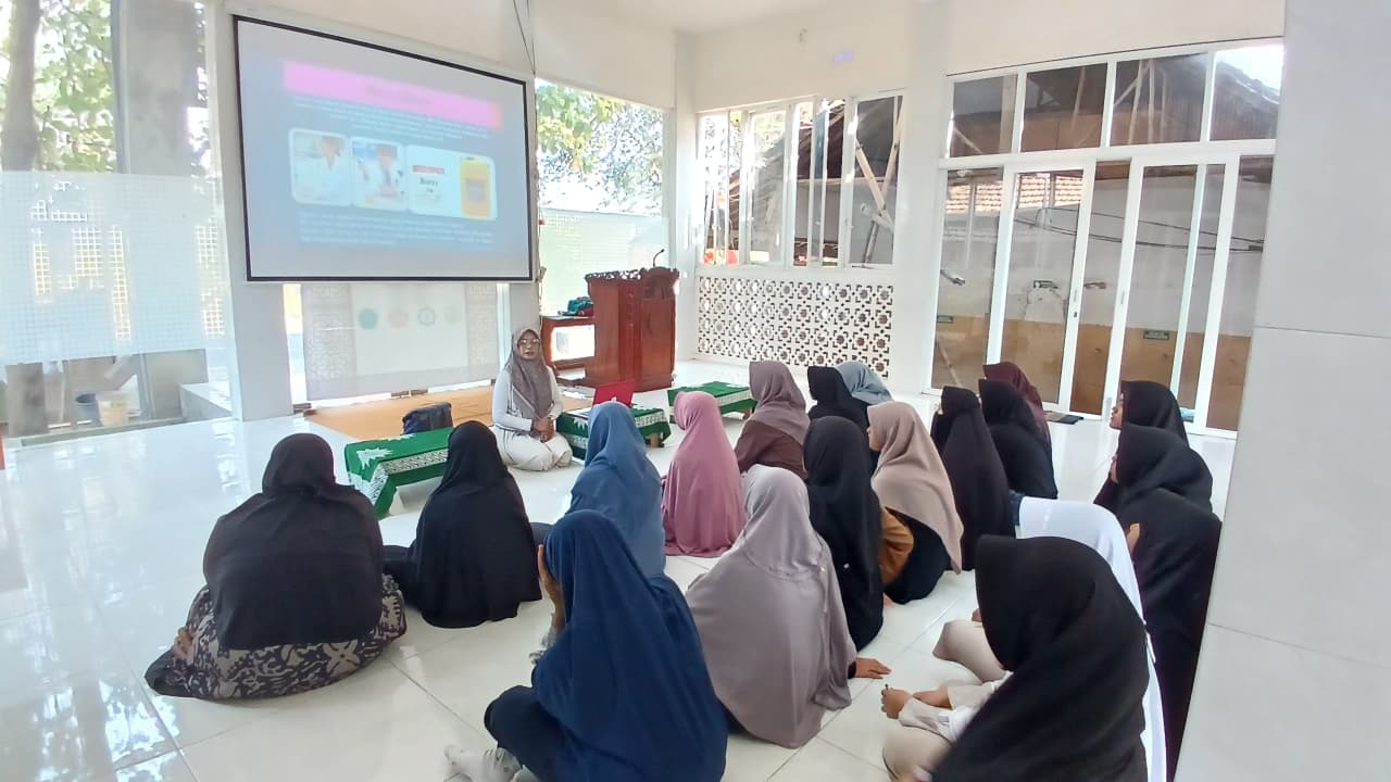 Tingkatkan Kesadaran Sejak Dini, Santri Putri MTs dan MA PPTQ Ahmad Dahlan Caruban Ikuti Sosialisasi Kanker Serviks (Foto Tengah)